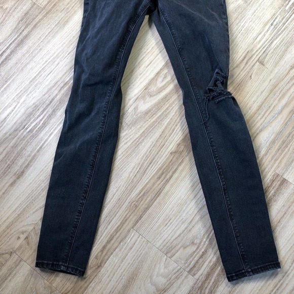 McGuire Denim Newton Skinny Jean Dark Wash Size 26 Distressed Torn Knee USA - Picture 3 of 9